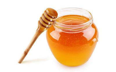 measuring-a-cup-of-honey